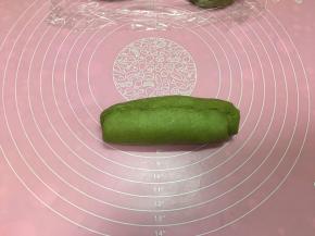 14.	由上向下卷起，收口处捏紧。