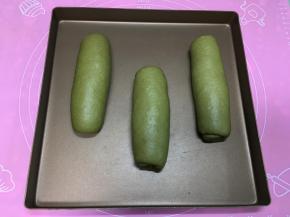 15.	收口处压在下方，三个都整形好后移到烤盘中，使用烤箱发酵功能进行二次发酵，发酵同时烤箱中放一碗温水。