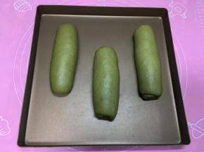 15.	收口处压在下方，三个都整形好后移到烤盘中，使用烤箱发酵功能进行二次发酵，发酵同时烤箱中放一碗温水。