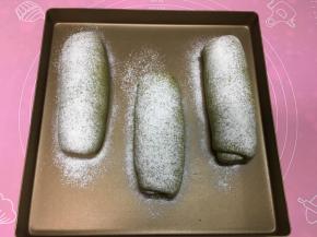 16.	30分钟左右面包发酵完成，取出后在面包表面筛一层干粉。