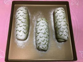 17.	用剪刀在面包表面剪出花纹。