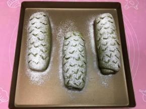 17.	用剪刀在面包表面剪出花纹。