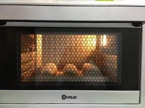 18.	放入提前预热的烤箱中进行烘烤，温度为上管140度，下管165度，时间为25分钟。