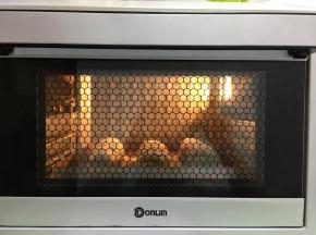 18.	放入提前预热的烤箱中进行烘烤，温度为上管140度，下管165度，时间为25分钟。