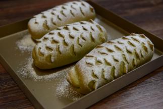 19.	烘烤结束后取出面包。