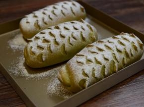 19.	烘烤结束后取出面包。