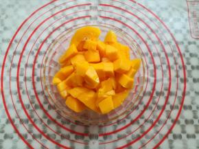 芒果去皮切成丁备用