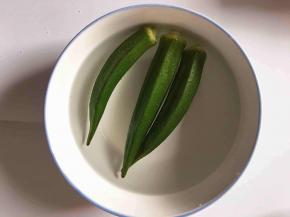 剪刀剪去蒂，清水洗净。本来拍照就拿了三根秋葵，想想不对，还少一个，哈哈