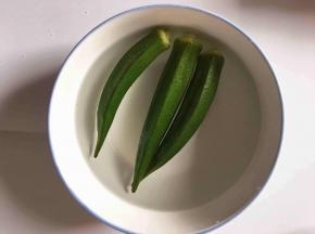 剪刀剪去蒂，清水洗净。本来拍照就拿了三根秋葵，想想不对，还少一个，哈哈