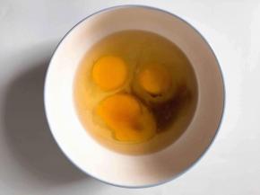 鸡蛋加入少许宝宝酱油少许水，搅拌