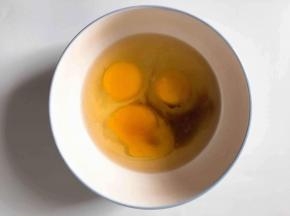 鸡蛋加入少许宝宝酱油少许水，搅拌
