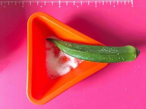 秋葵用盐将表面毛毛搓干净