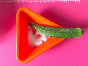 秋葵用盐将表面毛毛搓干净