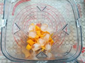 把芒果和冰块放入破壁机里