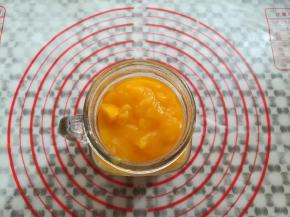 把芒果泥倒入杯子里备用