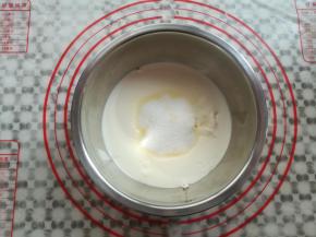 取一个干净的盆子倒入120克淡奶油和15克细砂糖