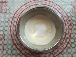 取一个干净的盆子倒入120克淡奶油和15克细砂糖