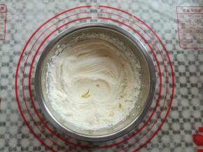 淡奶油打发到有硬性花纹就可以了