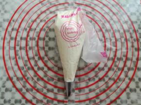 把淡奶油转入到裱花袋里