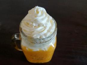 一直把淡奶油挤到堆满瓶口有小山峰的样子