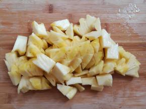 把菠萝切成小块