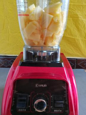 放入破壁机准备榨汁