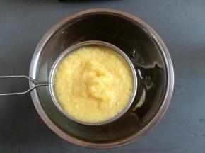 用滤网或者是纱布过滤菠萝汁