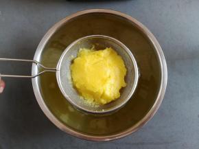 用刮刀按压一下比较容易过滤果汁