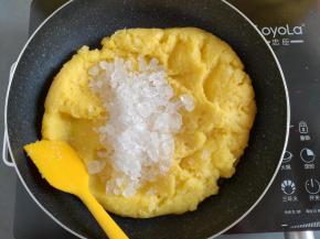 把菠萝渣和冰糖放入不粘锅里，小火慢炒