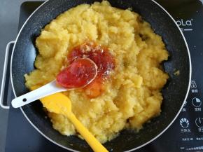 炒到半干的时候加入麦芽糖（也可以加入玉米糖浆）继续小火翻炒