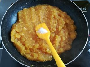 加入盐提味，继续小火翻炒