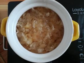 银耳泡水洗干净放到砂锅里，加入适量的水