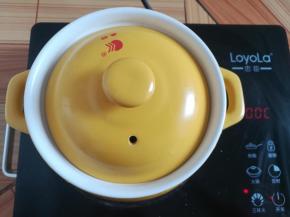 盖上砂锅的盖子中火煲30分钟