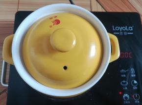盖上砂锅的盖子中火煲30分钟