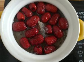 加入洗干净的红枣继续小火煲着