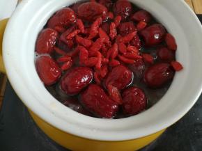 加入洗干净的枸杞继续小火慢煲