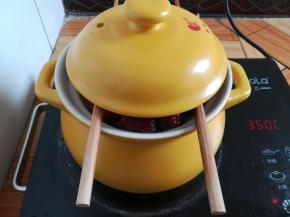 煲好后用筷子架空砂锅盖子，可以让砂锅里的热气散发快一点