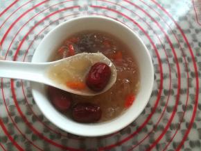 来一碗银耳红枣羹，甜甜的，美美的