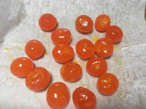 现在来处理咸鸭蛋，咸鸭蛋洗干净扣出蛋黄。蛋黄表皮的一层白皮要去掉