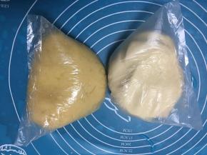 所有水油皮材料揉均匀，稍微多揉一会，放入保鲜袋静止一小时，所有酥皮材料揉均匀放保鲜袋静止一个小时