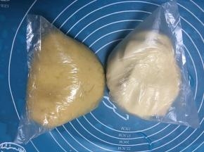 所有水油皮材料揉均匀，稍微多揉一会，放入保鲜袋静止一小时，所有酥皮材料揉均匀放保鲜袋静止一个小时