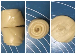 取一个面团中间切开，切口朝下用手掌按瘪，擀成圆形