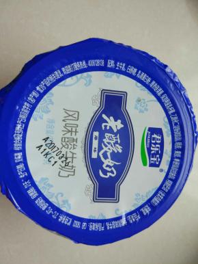 制作溶豆，首先在选择材料上要注意，这是成功的关键所在。材料选错了，那你也做不好的。酸奶要选用固体的那种老酸奶，很浓稠的，牌子无所谓，只要是固体的就可以。如图这样的固体状。也有些人用安幕希那种浓稠的酸奶成功的，但是新手还是建议你用固体老酸奶。