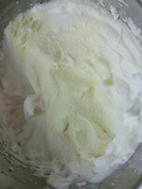 玉米淀粉和奶粉过筛，加入酸奶中用刮刀拌匀。