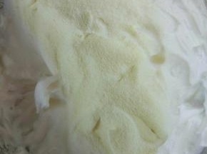 玉米淀粉和奶粉过筛，加入酸奶中用刮刀拌匀。