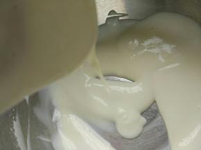 用刮刀用力碾压，使奶粉和淀粉与酸奶充分融合，最好不要有一点颗粒，否则挤的时候就是一坨一坨的不成型。