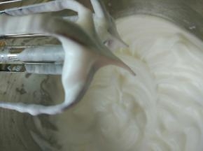 打蛋白的时候开始预热烤箱，100度预热10分钟。
打蛋白也是很关键的！蛋白分两次加入糖粉，打发硬性发泡，什么是硬性发泡？一般是打到提起打蛋器能看到蛋白形成直立的三角状态，但是做溶豆打到这样还不行，还需要在打一会，但一定不能打过了！