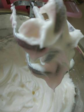 做溶豆打蛋白最好用低速打发，这样打出来的蛋白会更稳定！打到直立的三角，低速在打十几秒就差不多了，如图提起打蛋器能看到好几个小尖角的状态。切记也不能打过了！