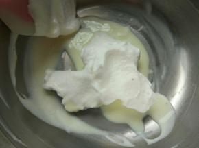 蛋白分两到三次加入酸奶糊中上下翻拌拌匀。每次拌匀后在加另一半蛋白！这一部不能翻拌时间太长，或者次数太多，会容易消泡。