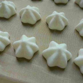 拌好的酸奶糊装入裱花袋，挤在烤盘上。（裱花袋和裱花嘴提前装好，烤盘提前铺好油纸或油布、烤箱预热这都要提前就准备好的，）